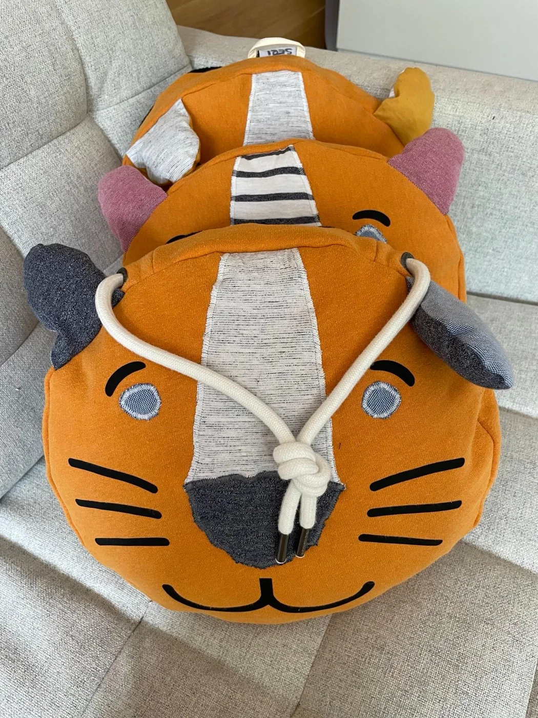 Drei orange Tierkissen aus dem Atelier Summit in Engelberg